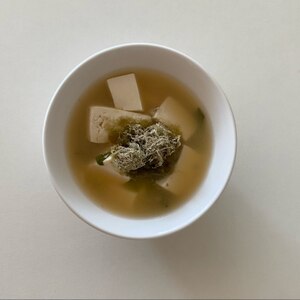 とろろ昆布と豆腐のお味噌汁